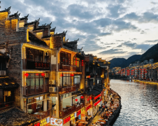 示对客人的欢送